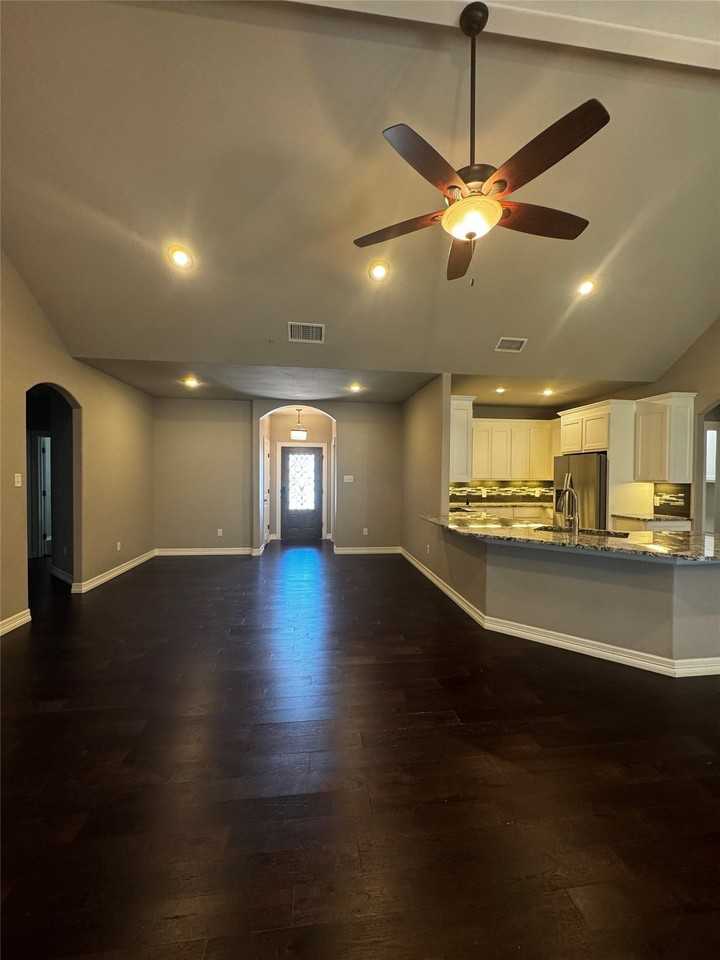 250 Southlake Dr - Photo 2 of 26