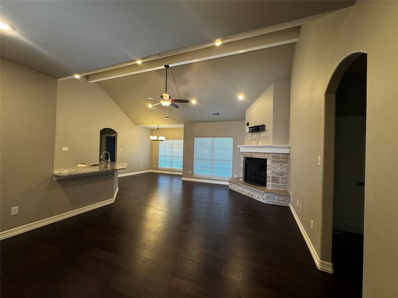 250 Southlake Dr - Photo 3 of 26
