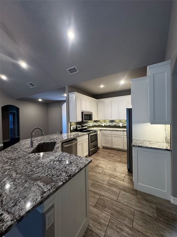 250 Southlake Dr - Photo 5 of 26