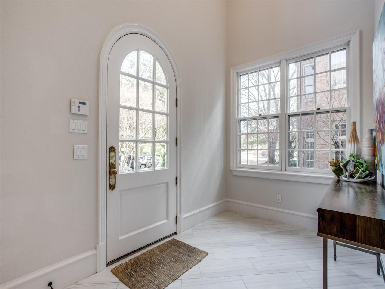 3909 Greenbrier Dr - Photo 4 of 36