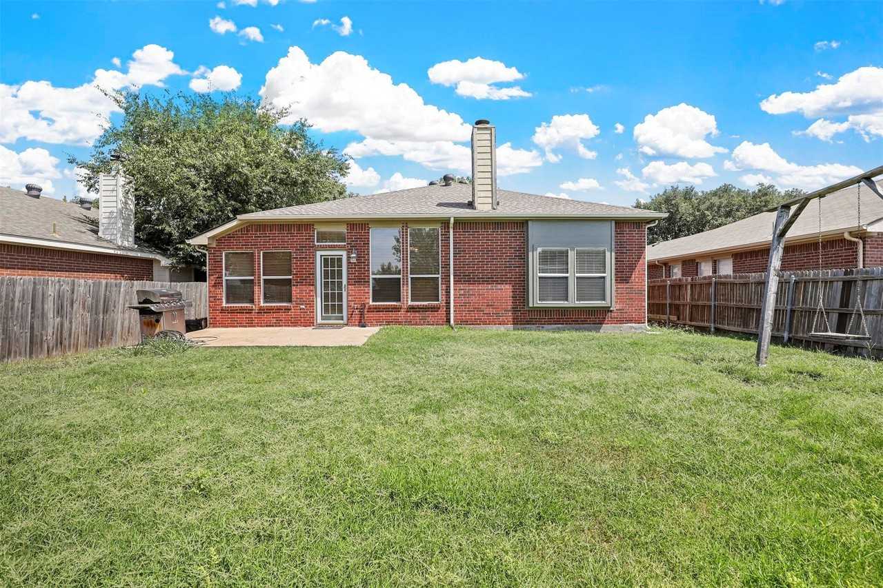 1046 Port Isabel Dr - Photo 3 of 14