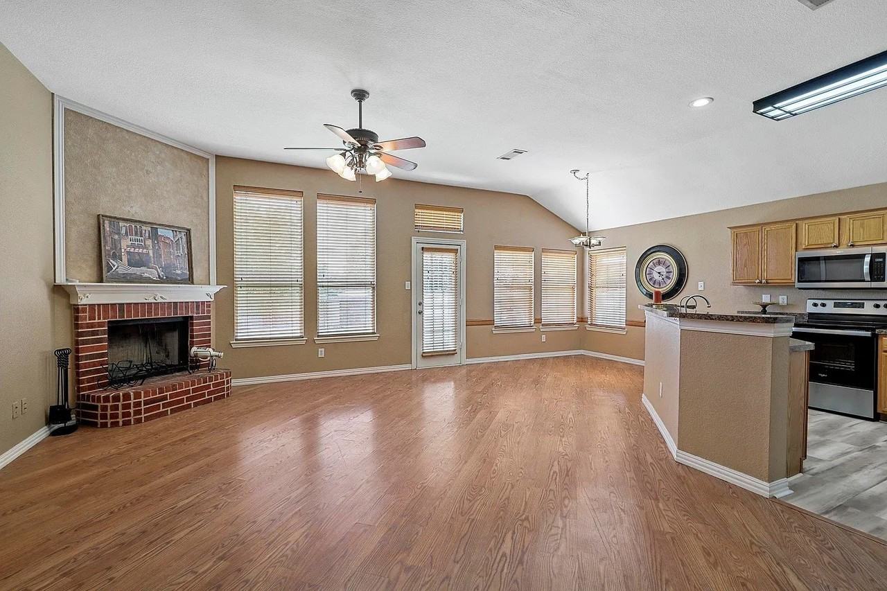 1046 Port Isabel Dr - Photo 4 of 14