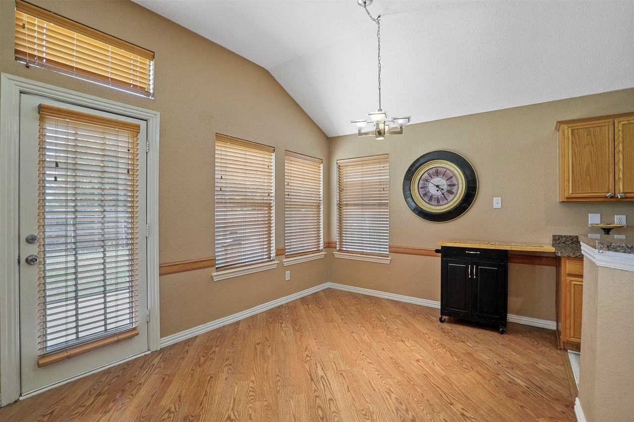 1046 Port Isabel Dr - Photo 5 of 14