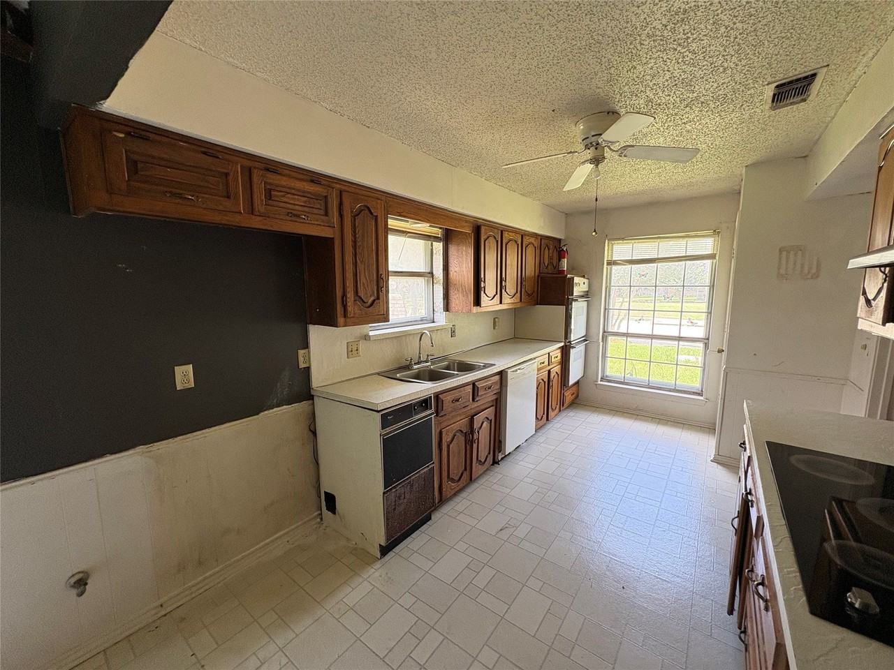2916 Robin Rd - Photo 2 of 14