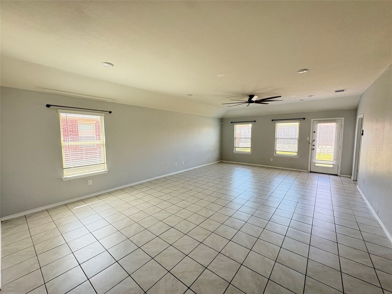 215 Woodland St - Photo 4 of 13