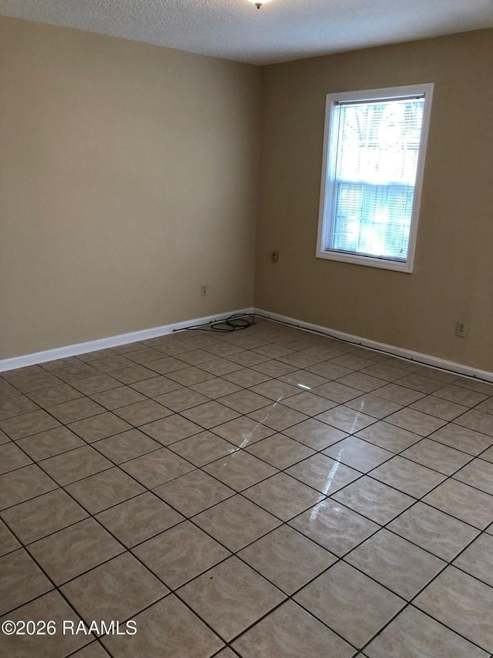 215 Peggy St - Photo 2 of 14