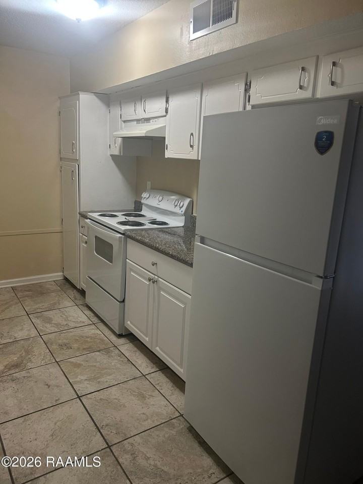 215 Peggy St - Photo 4 of 14