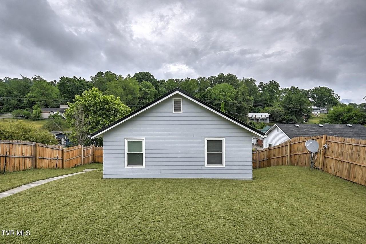 463 Manville Rd - Photo 4 of 29