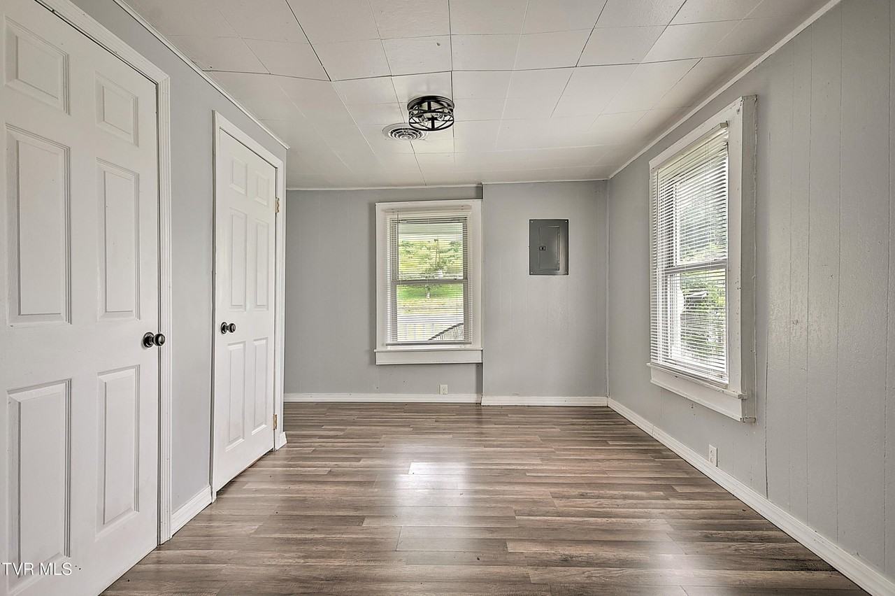 463 Manville Rd - Photo 7 of 29