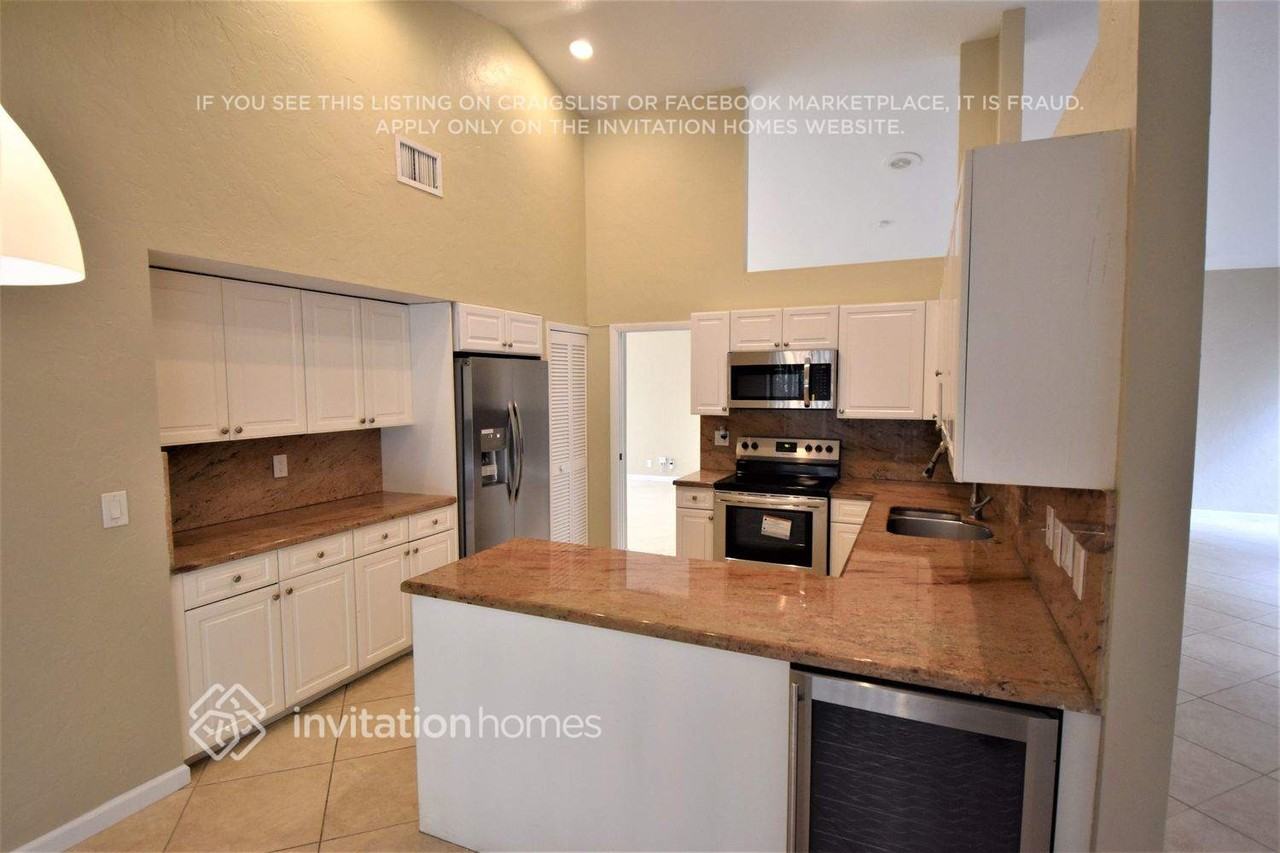 7045 Golf Pointe Cir - Photo 4 of 11