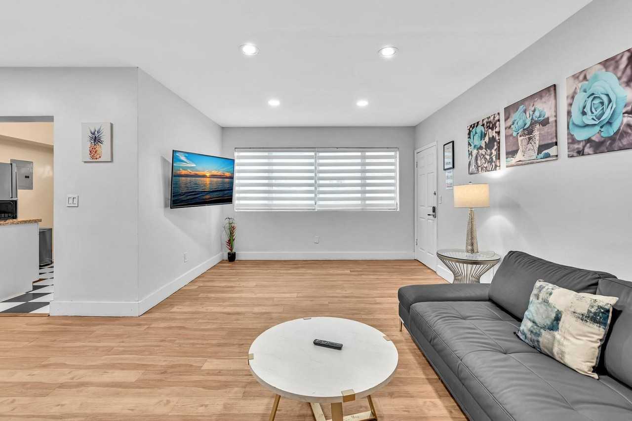 10004 E Bay Harbor Dr #1527162P - Photo 4 of 25
