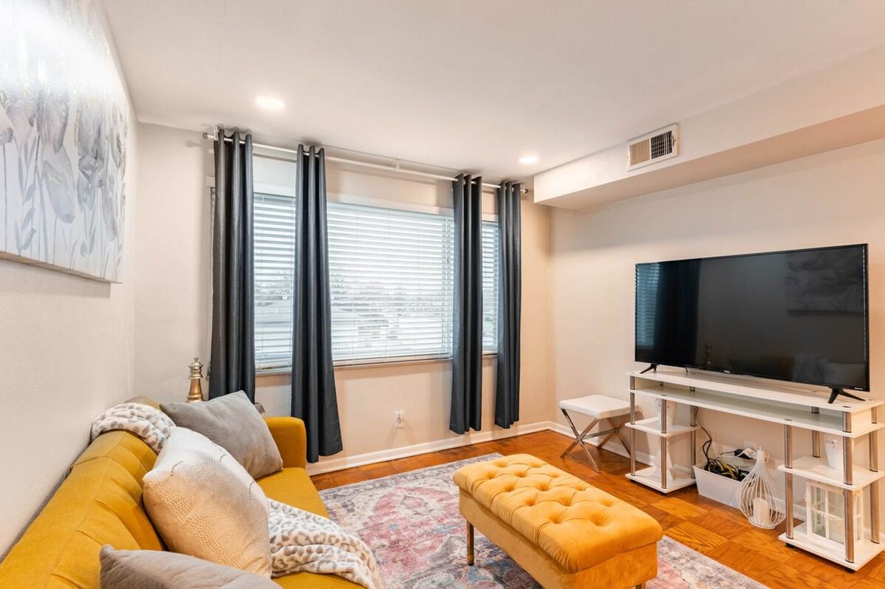 7168 Jamieson Ave #1530494P - Photo 3 of 24