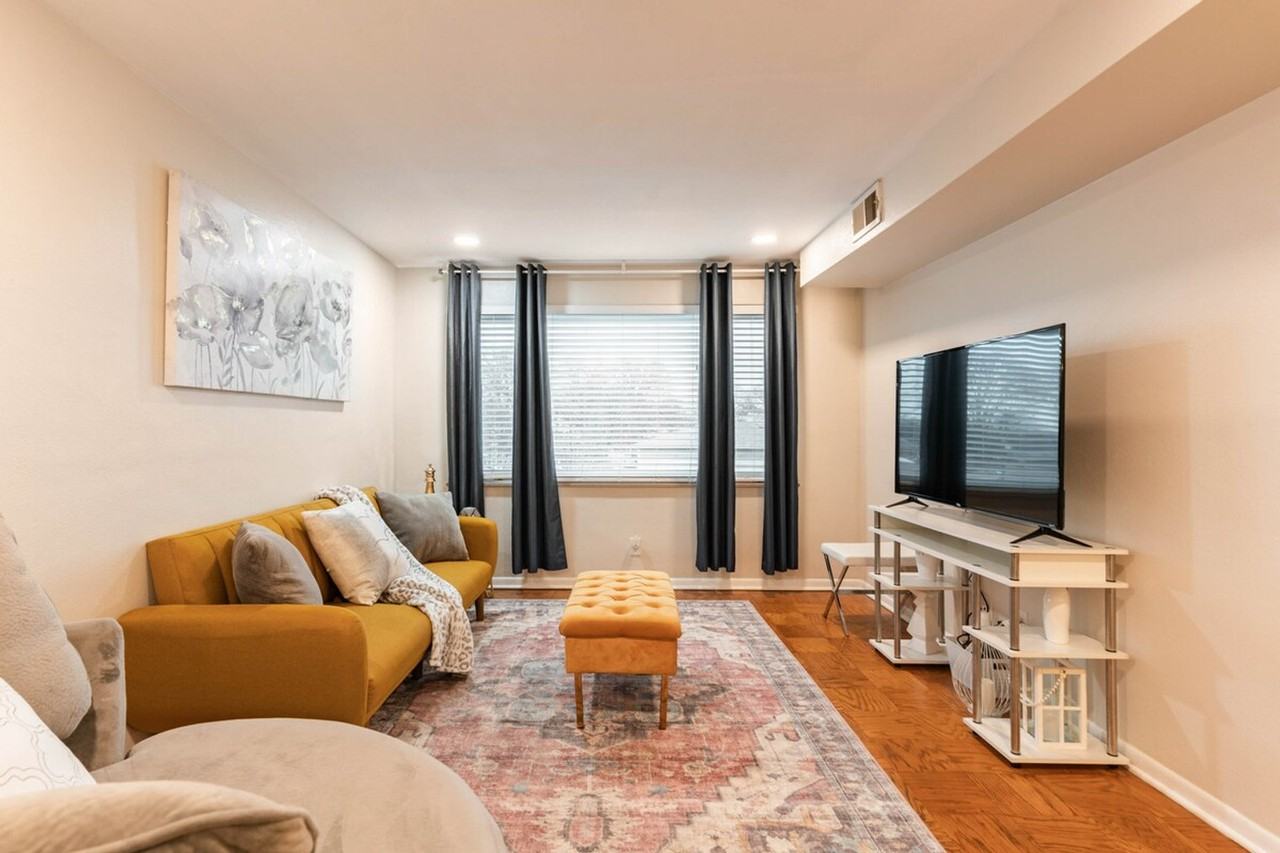 7168 Jamieson Ave #1530494P - Photo 6 of 24