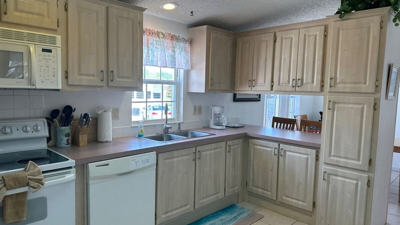 2142 Nettles Blvd #1537523P - Photo 6 of 22