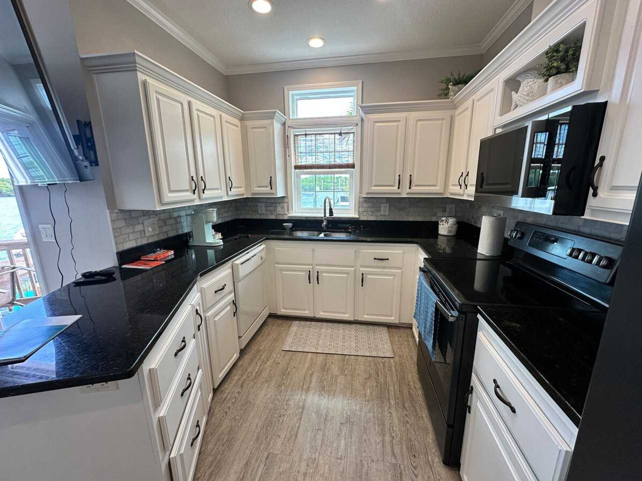 404 Nettles Blvd #1537518P - Photo 4 of 26