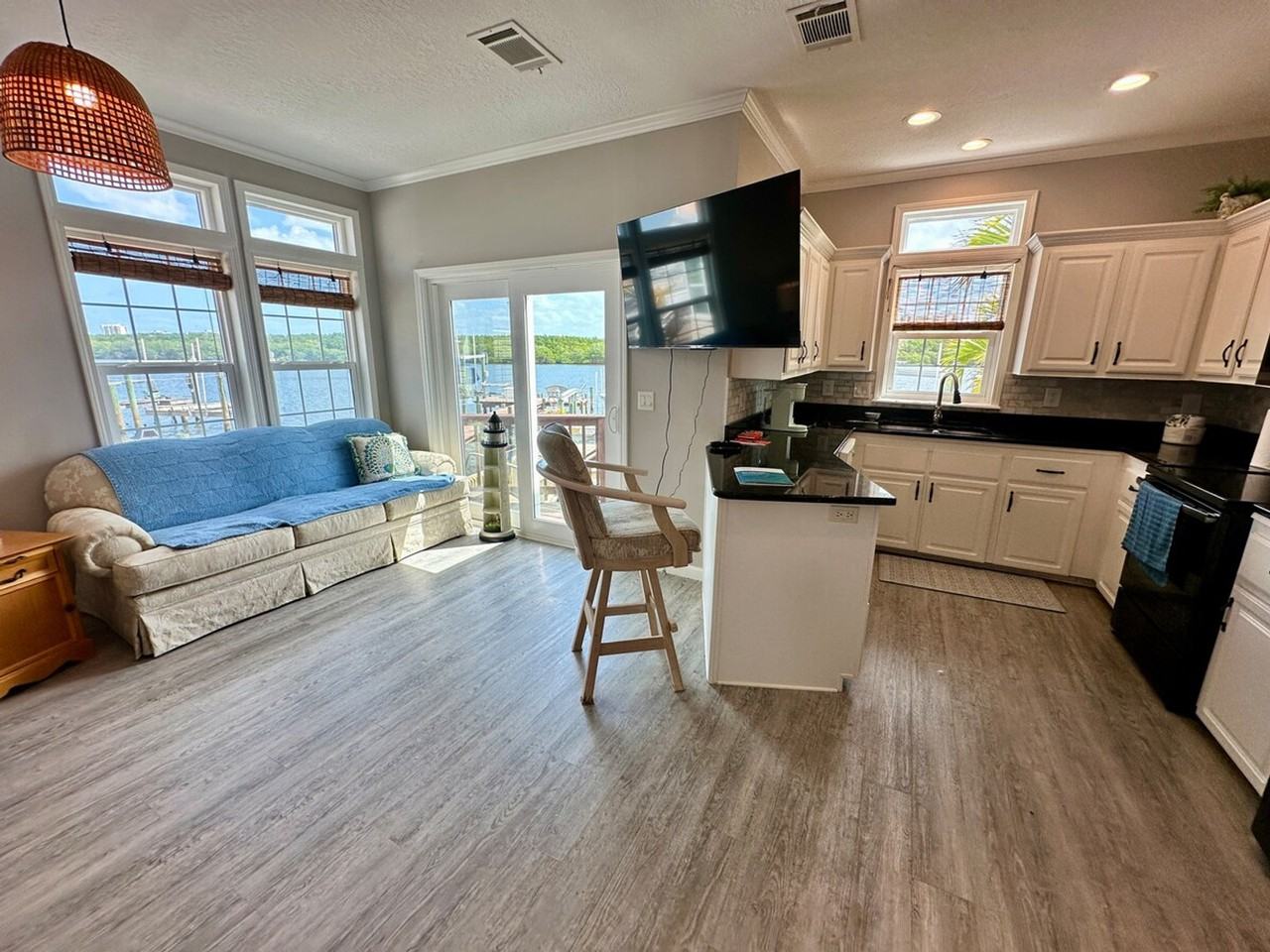 404 Nettles Blvd #1537518P - Photo 5 of 26