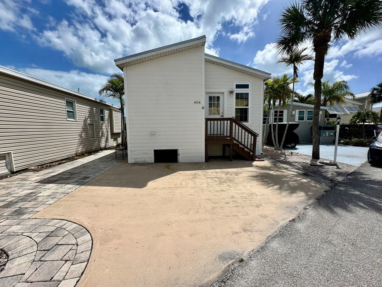 404 Nettles Blvd #1537518P - Photo 6 of 26