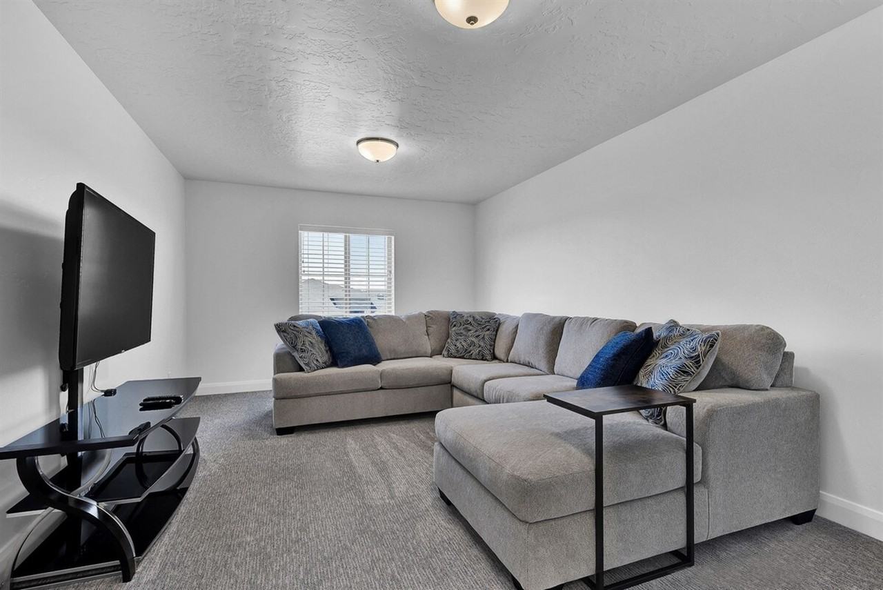 12102 S Aves Pl #1547108P - Photo 4 of 25