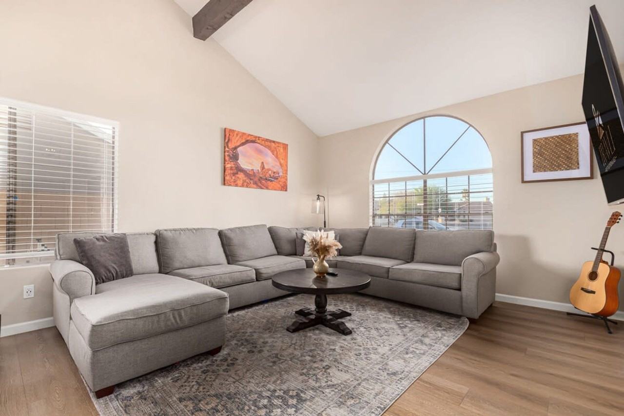 613 W Summit Pl #1558601P - Photo 2 of 45