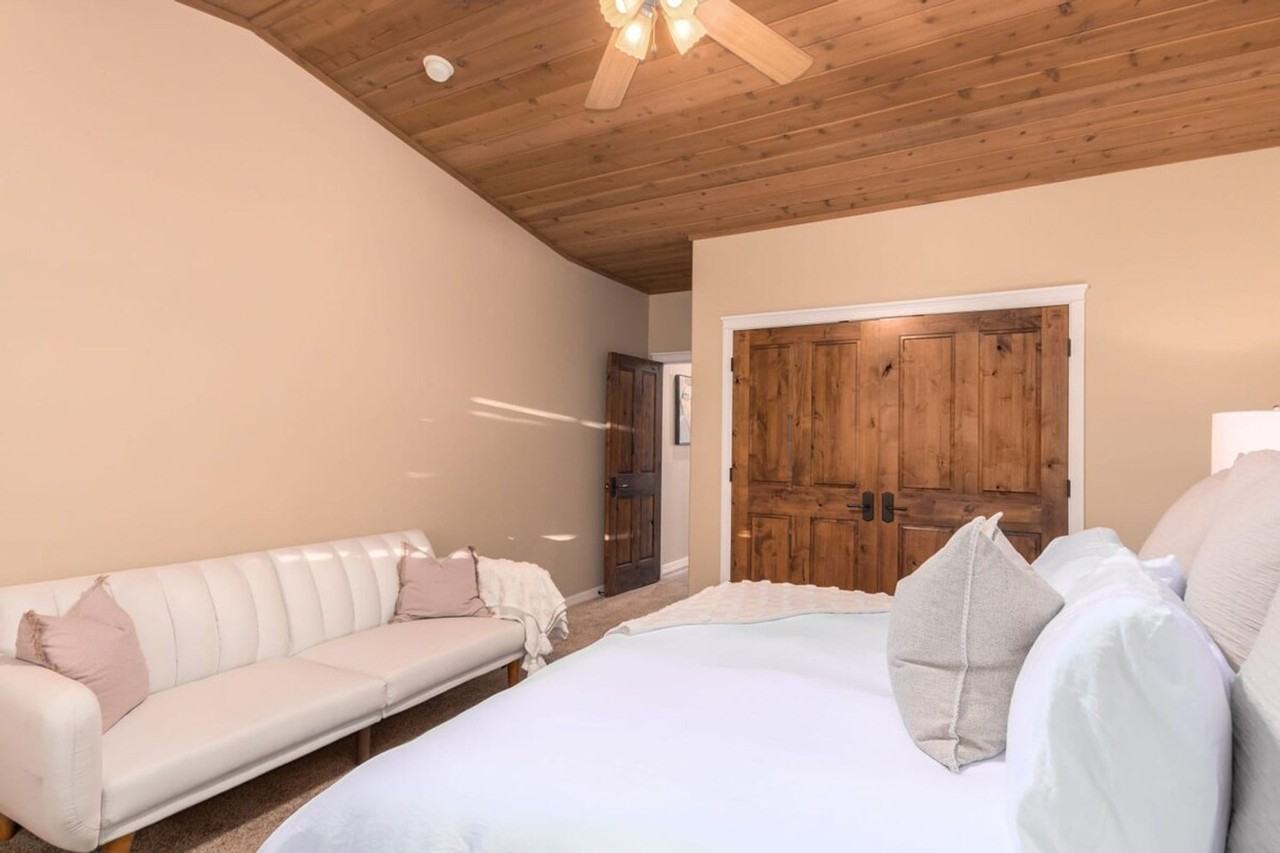 1018 N Amberwood St #1558617P - Photo 4 of 49