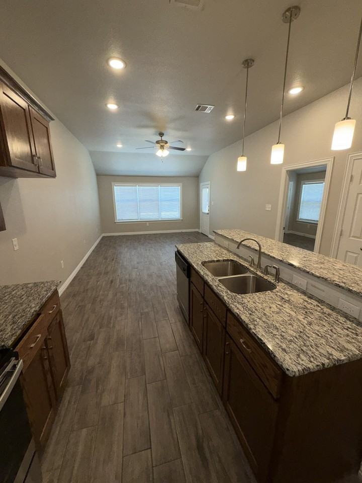 826 United Drive - Photo 2 of 18