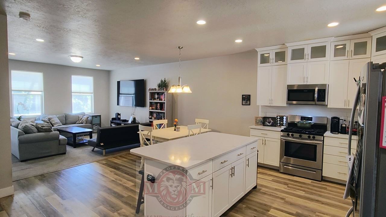 7887 S 5440 W - Photo 7 of 31