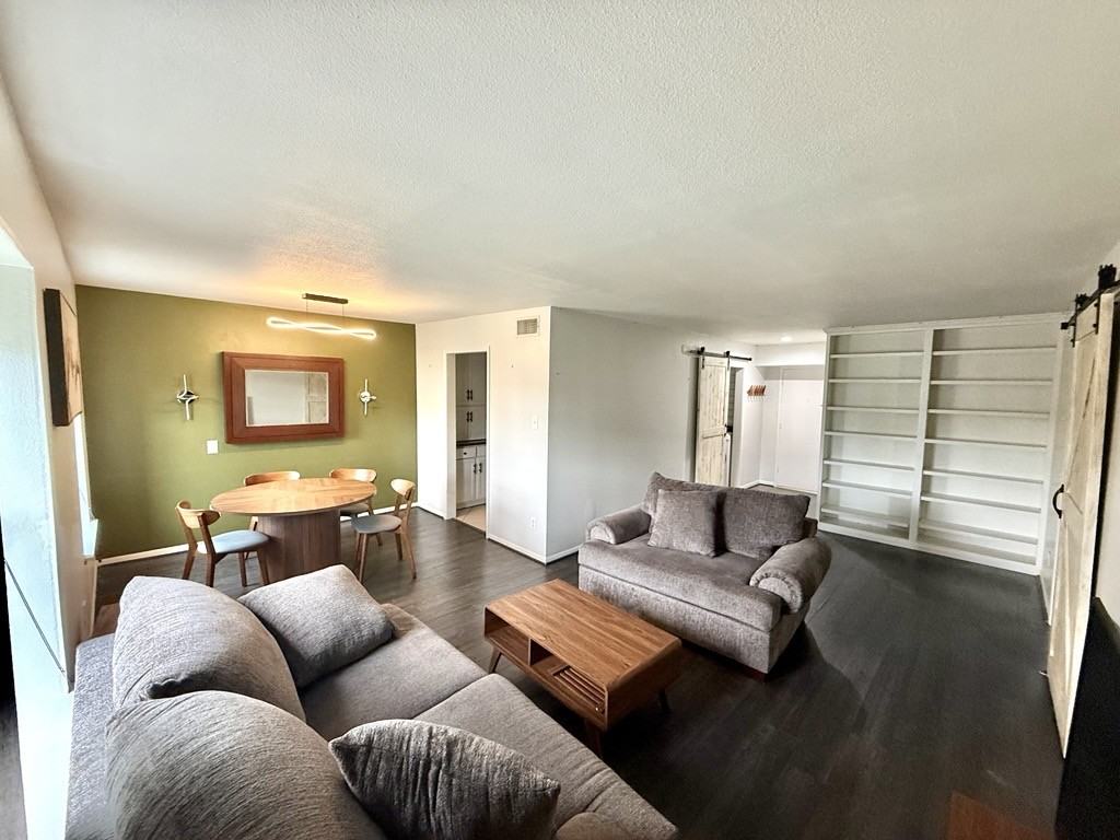 353 North Post Oak Lane #823 - Photo 3 of 17