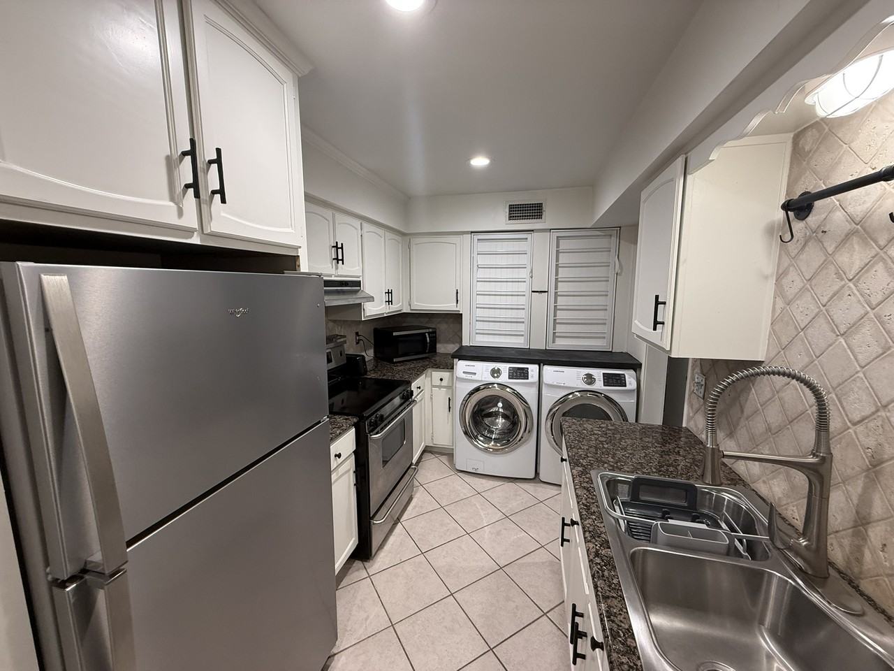 353 North Post Oak Lane #823 - Photo 5 of 17