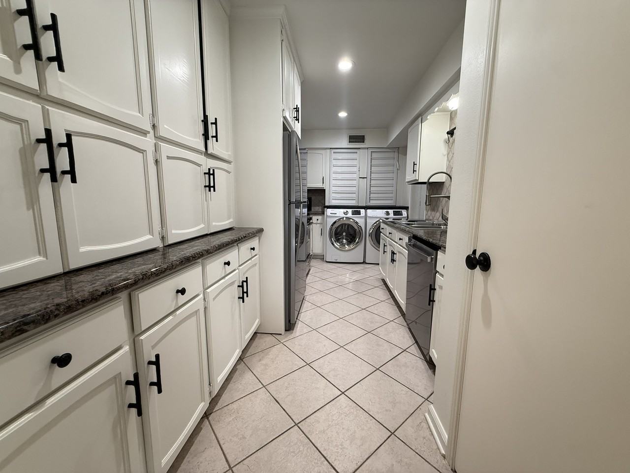353 North Post Oak Lane #823 - Photo 6 of 17