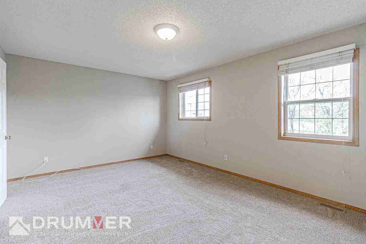 Stunning 2 Bedroom + Den Townhouse w/ Single Car Garage in Country Hills! - Photo 3 of 20