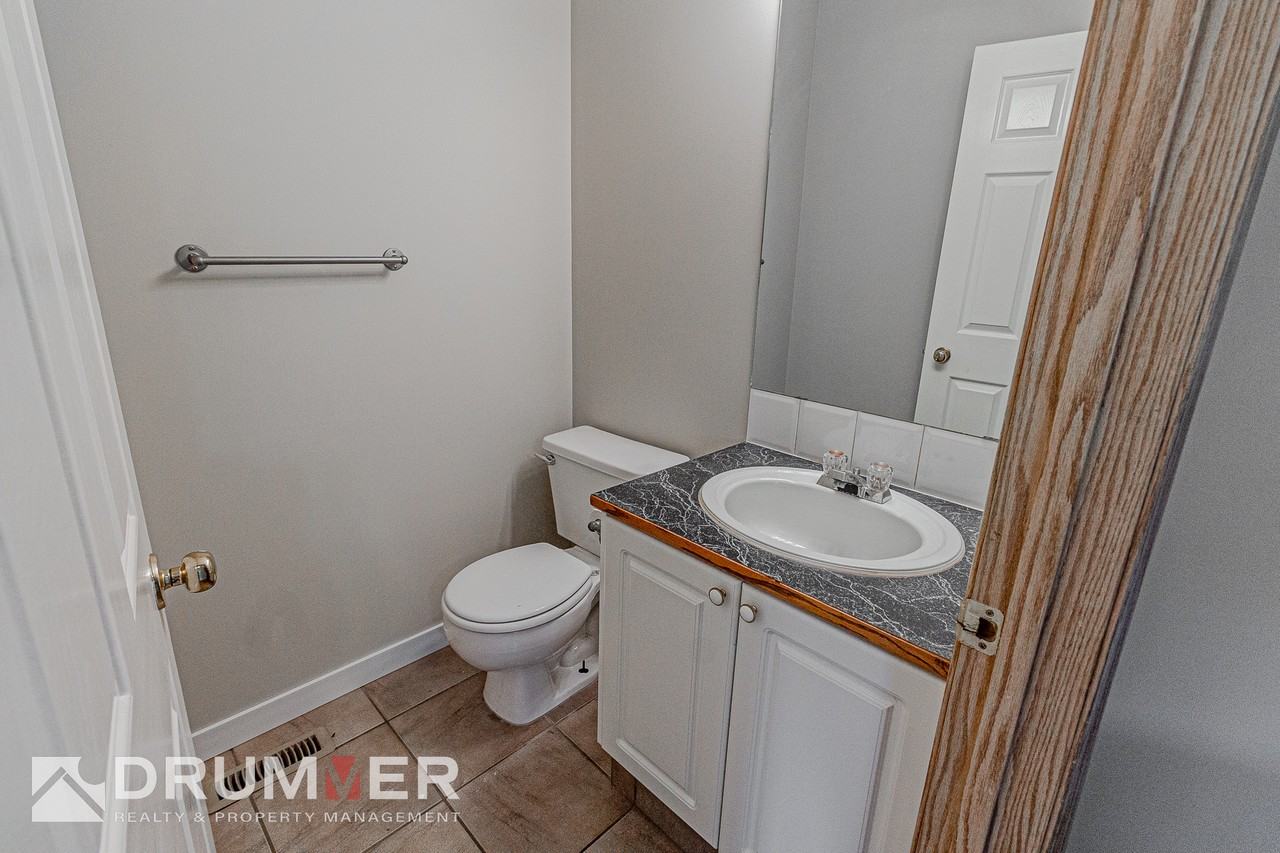 Stunning 2 Bedroom + Den Townhouse w/ Single Car Garage in Country Hills! - Photo 5 of 20