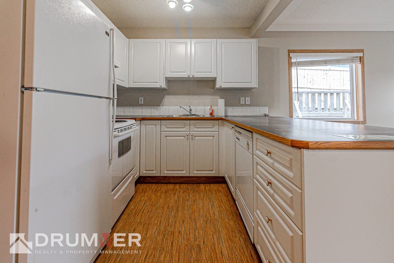 Stunning 2 Bedroom + Den Townhouse w/ Single Car Garage in Country Hills! - Photo 7 of 20