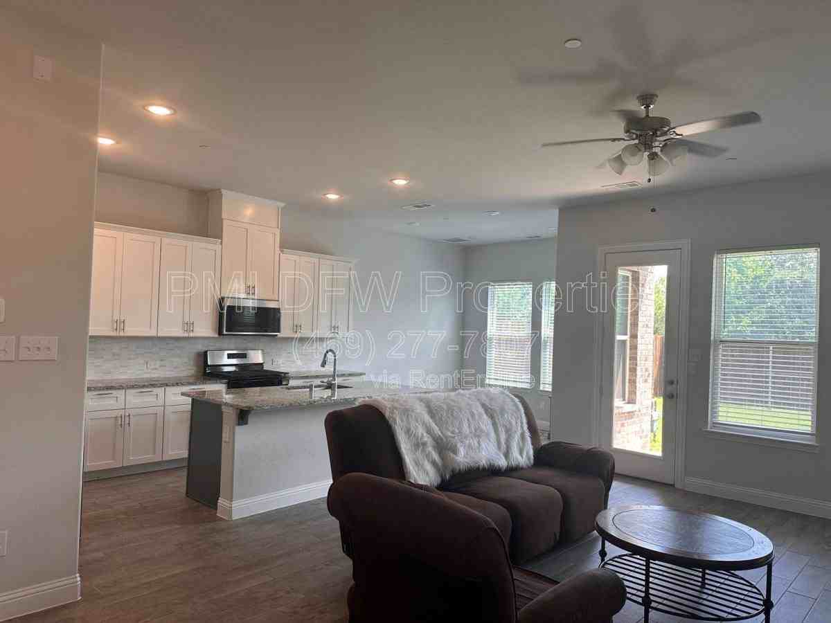 525 Hutchinson Ln - Photo 2 of 3