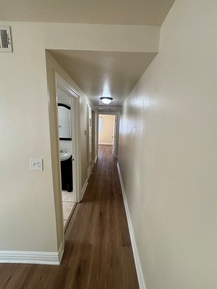 1031 East 52nd Place - Photo 7 of 17