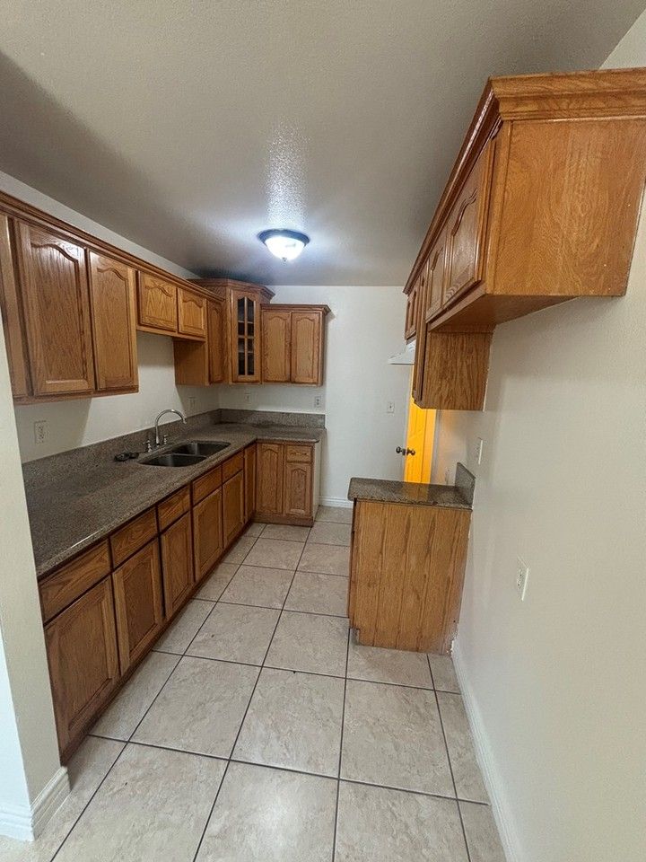 1031 East 52nd Place - Photo 5 of 17