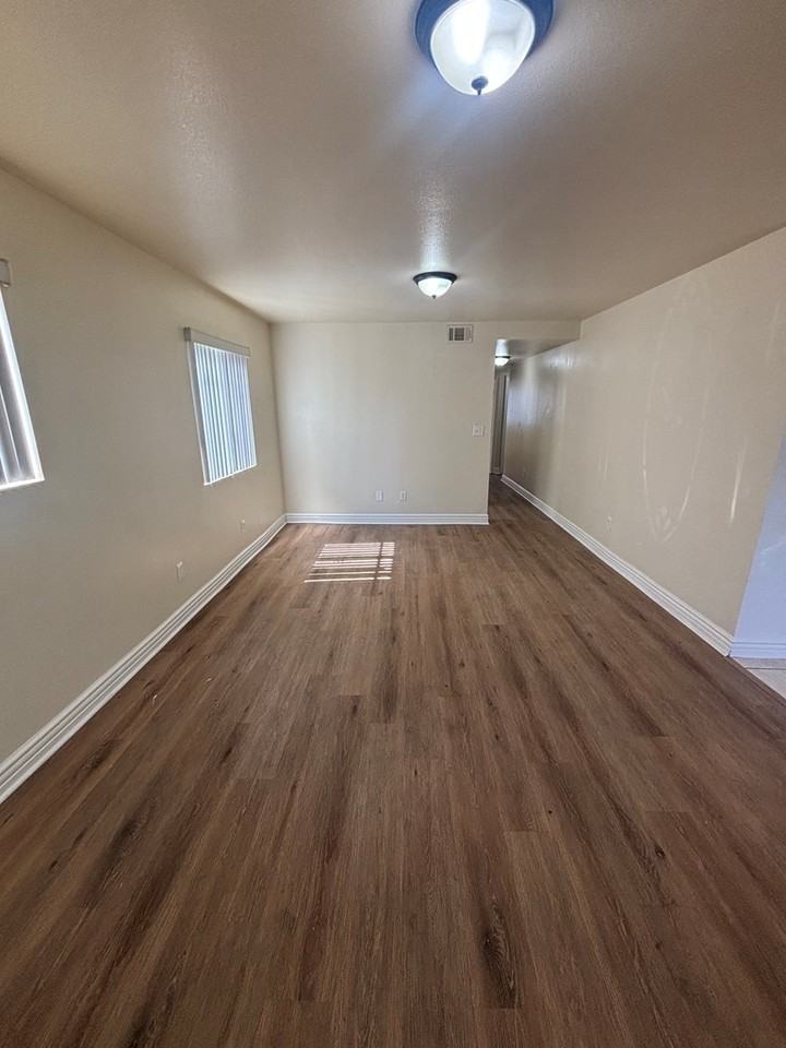 1031 East 52nd Place - Photo 2 of 17