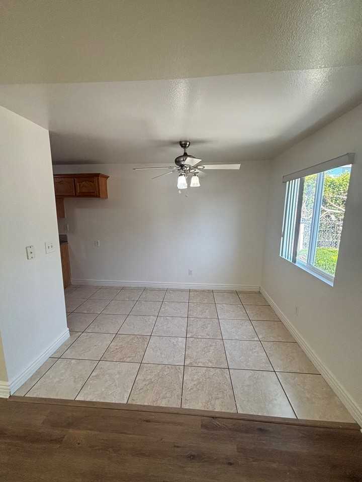 1031 East 52nd Place - Photo 3 of 17