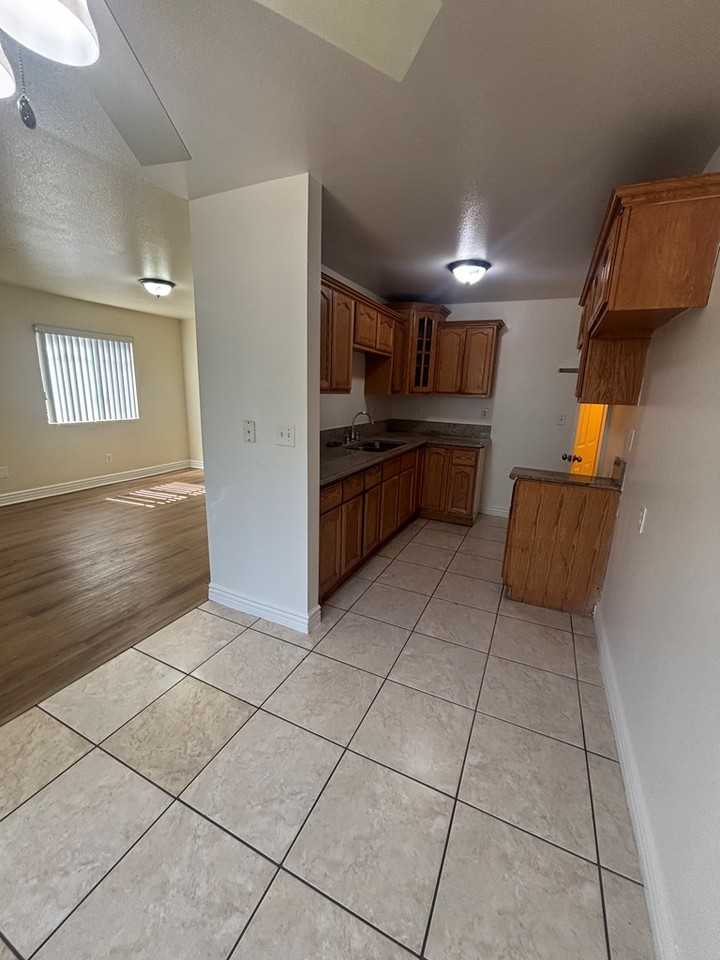 1031 East 52nd Place - Photo 4 of 17