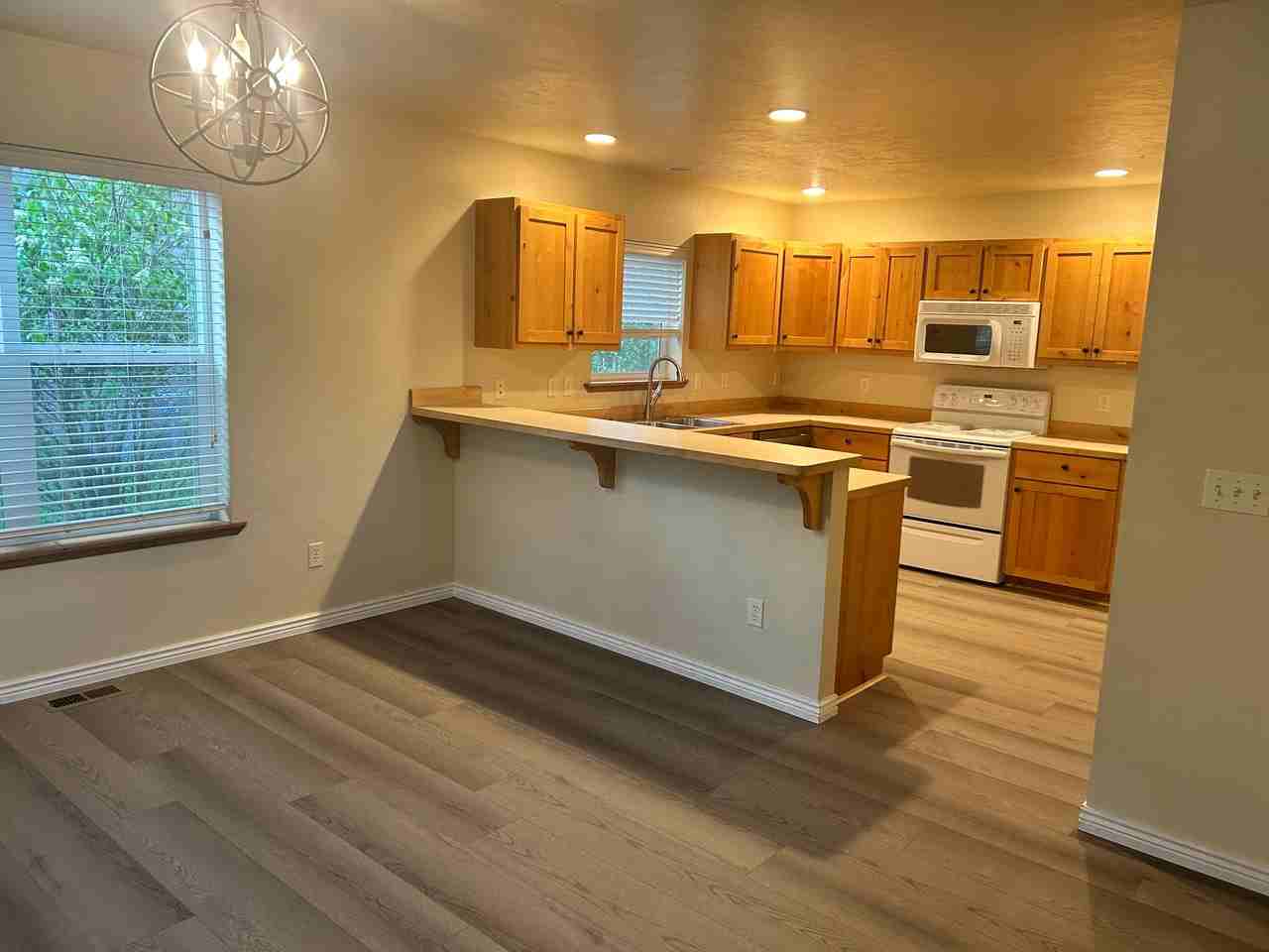123 Aspen Grove St - Photo 7 of 38