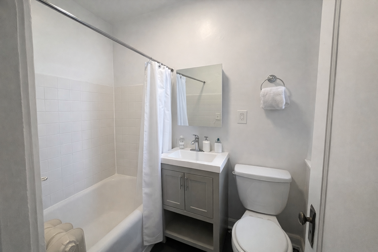 2344 W Addison St #F2 - Photo 7 of 8