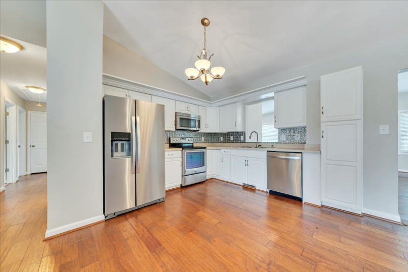 1905 Summerfield Dr - Photo 4 of 39