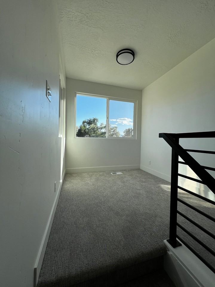 1005 E Platinum Way - Photo 3 of 15