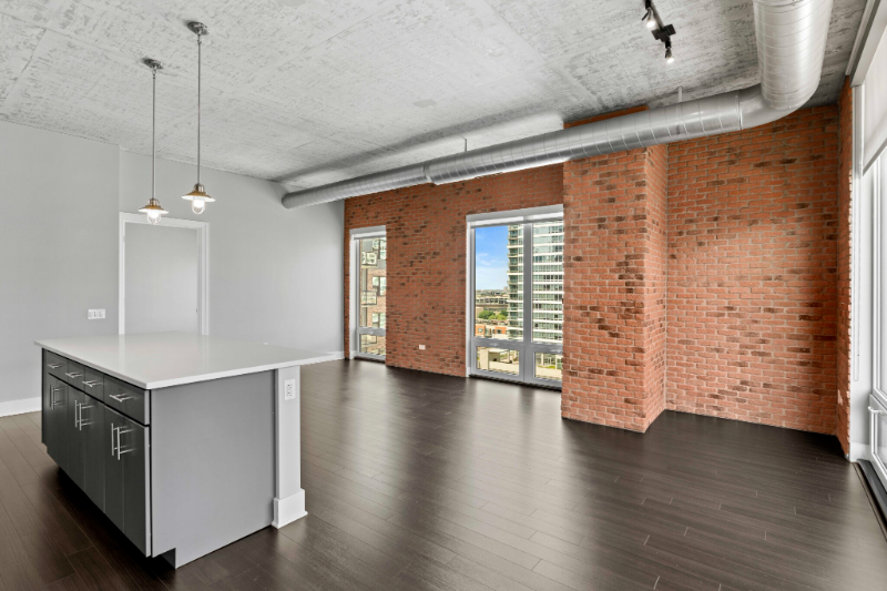 877 S Clark St - Photo 4 of 20