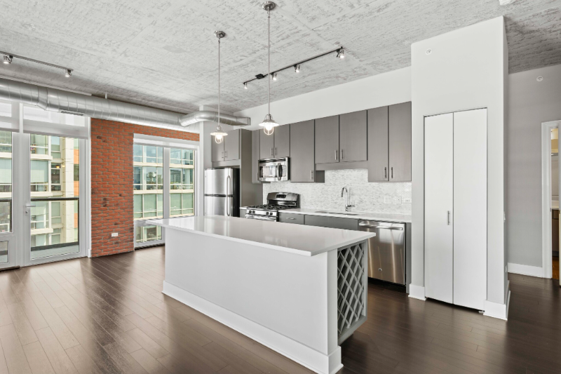 877 S Clark St - Photo 5 of 20