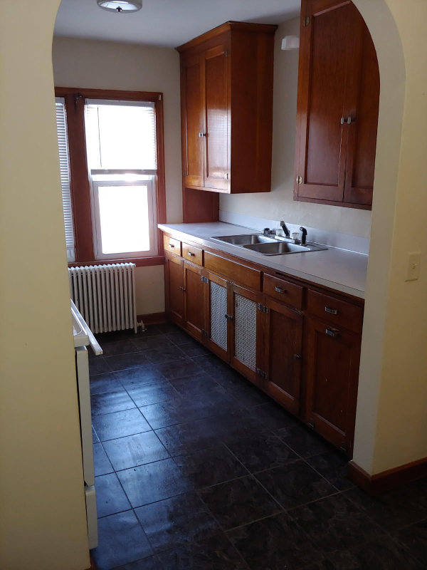121 3rd Ave E #4
