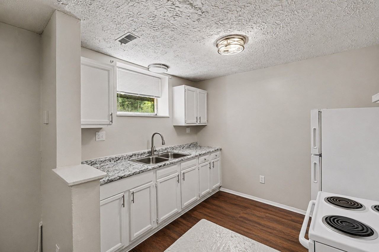 566 Glenwood Ave #5 - Photo 4 of 12