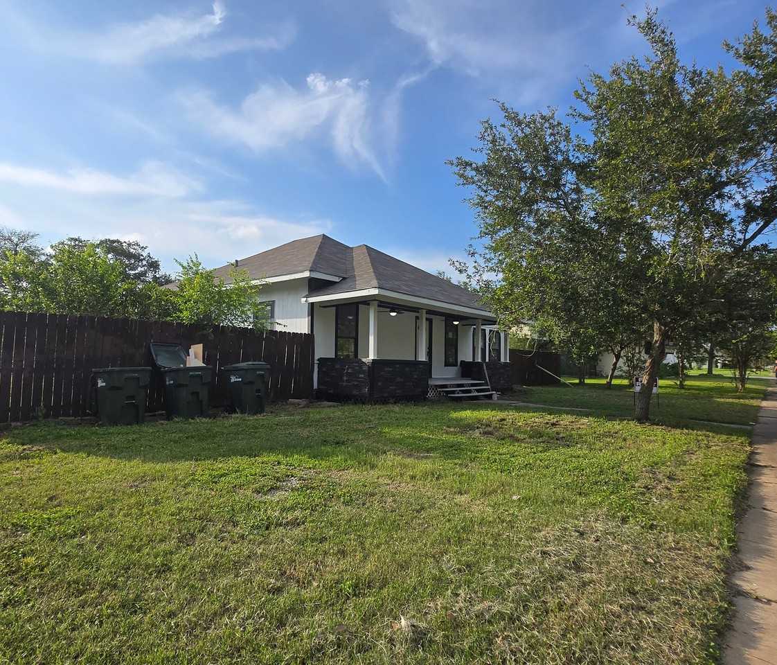 635 Fetick Ave - Photo 3 of 15