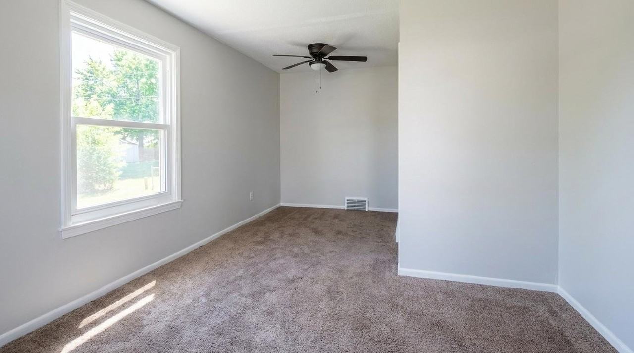 1550 E 256th St - Photo 4 of 7