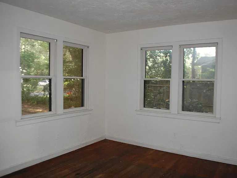 211 Nw 25th St - Photo 2 of 5