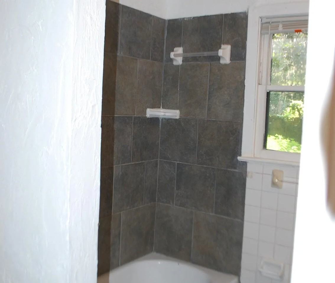 211 Nw 25th St - Photo 3 of 5